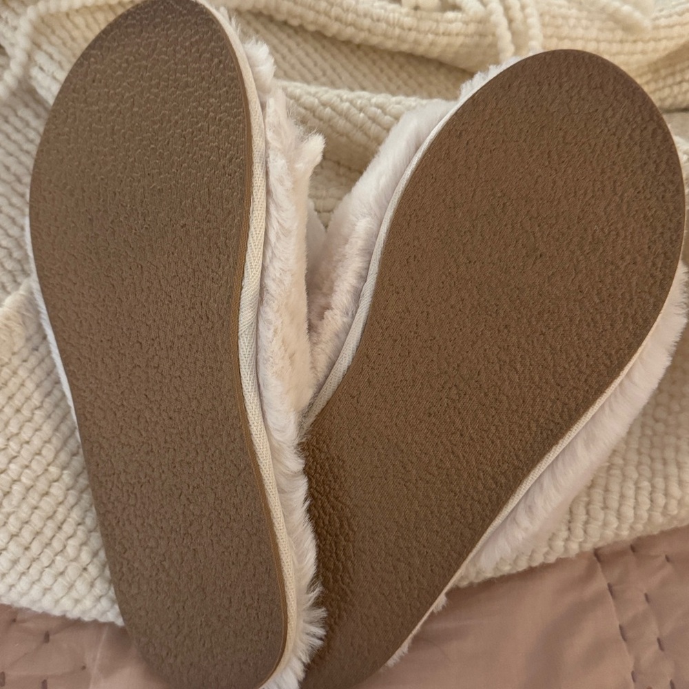 Anthropologie Plush Faux Fur Slippers- cream. Worn once , too wide M/L - Picture 3 of 3